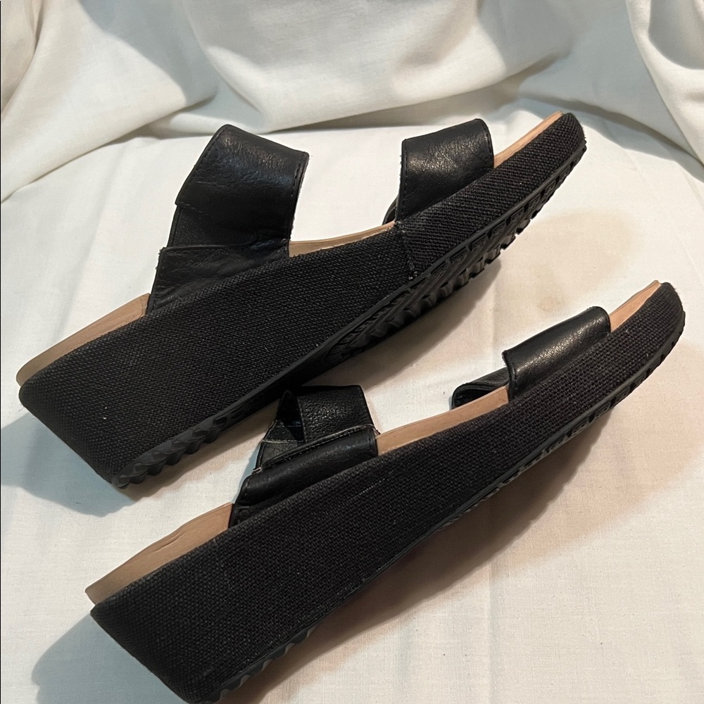 CROCS Black Women's Sandals - Picture 2 of 8